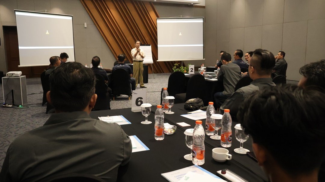 Sujatno T. membuka acara pelatihan public speaking